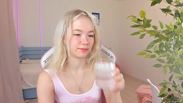 Lily Young online show from December 2025 03:37:02 AM