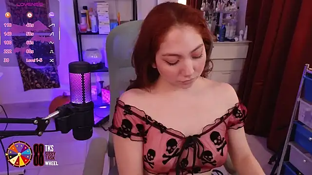 Snapshot of LilyVelvett chatting on October 2025 03:07:02 AM LilyVelvett online show from October 2025 03:07:02 AM