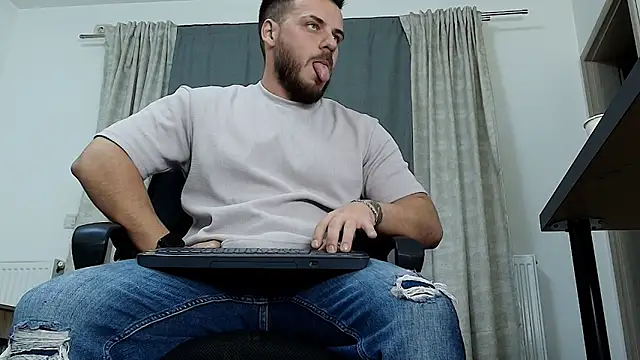 Snapshot of juliusmasters chatting on October 2025 07:44:02 PM juliusmasters online show from October 2025 07:44:02 PM