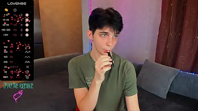 Snapshot of Aaron_Boom chatting on November 2025 10:14:01 PM Aaron Boom online show from November 2025 10:14:01 PM