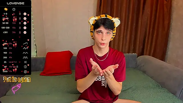 Snapshot of Aaron_Boom chatting on December 2025 12:20:02 AM Aaron Boom online show from December 2025 12:20:02 AM