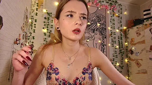 Snapshot of summerhazeee chatting on February 2026 06:02:02 PM summerhazeee online show from February 2026 06:02:02 PM