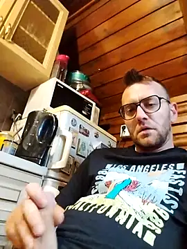 Snapshot of tomee83 chatting on November 2025 09:52:01 AM tomee83 online show from November 2025 09:52:01 AM