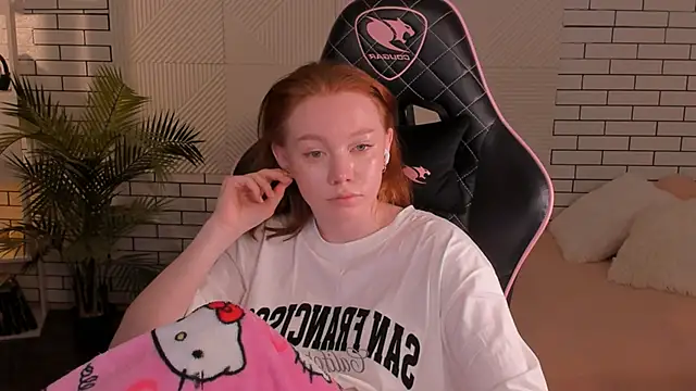 Snapshot of foxyMistrees chatting on December 2024 02:49:02 AM foxyMistrees online show from December 2024 02:49:02 AM