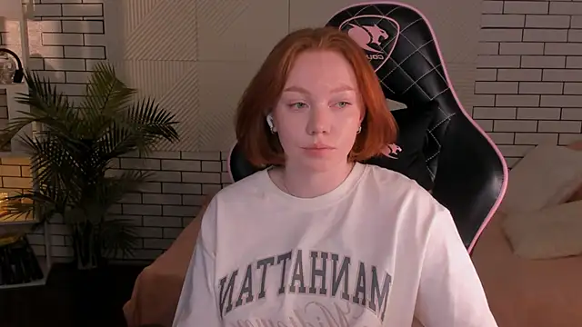 Snapshot of foxyMistrees chatting on December 2024 02:30:02 AM foxyMistrees online show from December 2024 02:30:02 AM