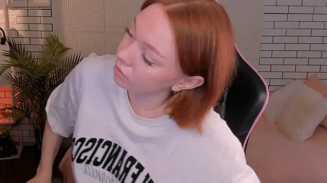 Snapshot of foxyMistrees chatting on December 2024 03:10:02 AM foxyMistrees online show from December 2024 03:10:02 AM