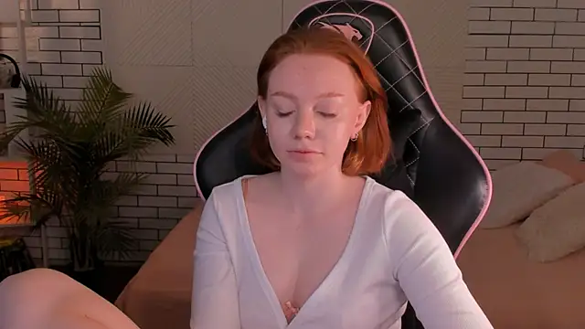Snapshot of foxyMistrees chatting on December 2024 01:48:02 AM foxyMistrees online show from December 2024 01:48:02 AM