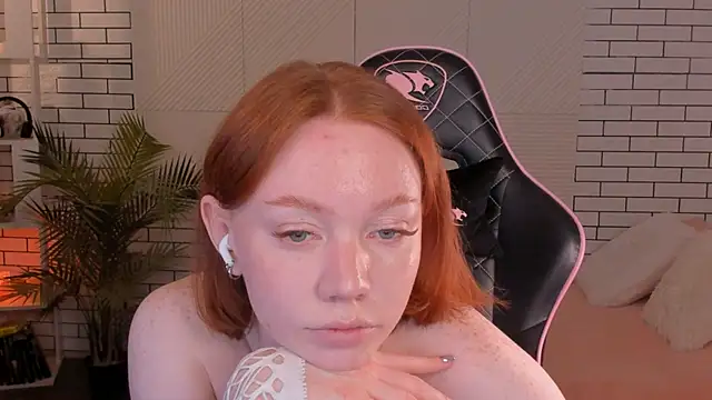 Snapshot of foxyMistrees chatting on December 2024 02:41:01 AM foxyMistrees online show from December 2024 02:41:01 AM