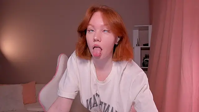 Snapshot of foxyMistrees chatting on February 2025 12:54:02 AM foxyMistrees online show from February 2025 12:54:02 AM