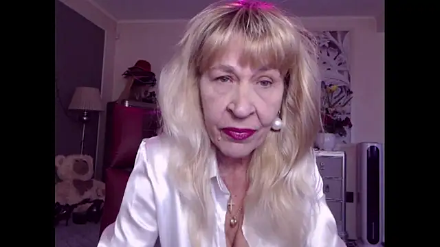 Snapshot of HornyMilf_555 chatting on October 2025 07:55:02 AM HornyMilf 555 online show from October 2025 07:55:02 AM