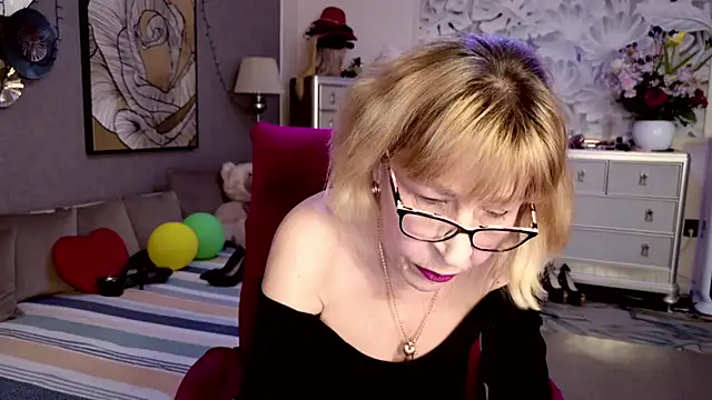 Snapshot of HornyMilf_555 chatting on April 2026 09:18:01 AM HornyMilf 555 online show from April 2026 09:18:01 AM