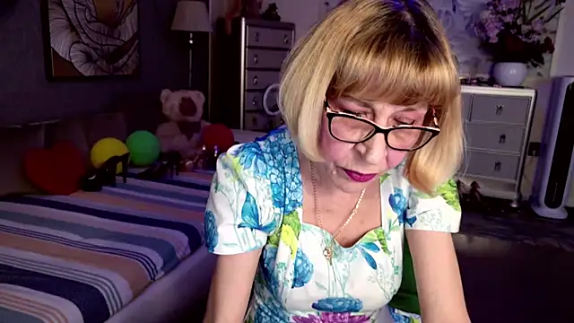 Snapshot of HornyMilf_555 chatting on April 2026 01:03:01 PM HornyMilf 555 online show from April 2026 01:03:01 PM