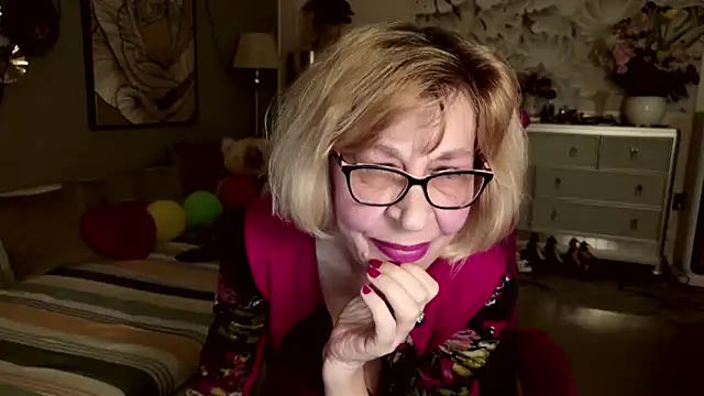 Snapshot of HornyMilf_555 chatting on May 2026 05:15:02 AM HornyMilf 555 online show from May 2026 05:15:02 AM
