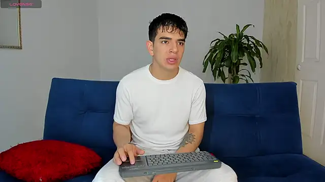 Ares Johnson online show from October 2025 01:37:01 PM