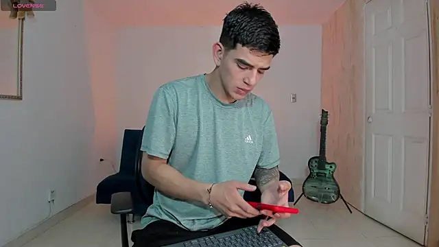 Ares Johnson online show from November 2025 07:58:01 PM