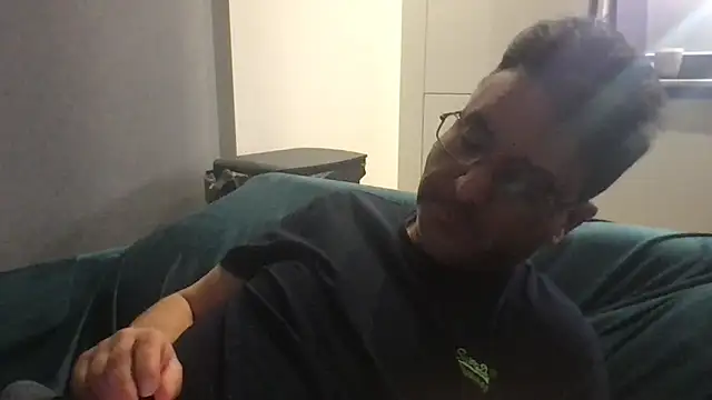 Snapshot of Robin007 chatting on February 2026 09:04:01 PM Robin007 online show from February 2026 09:04:01 PM