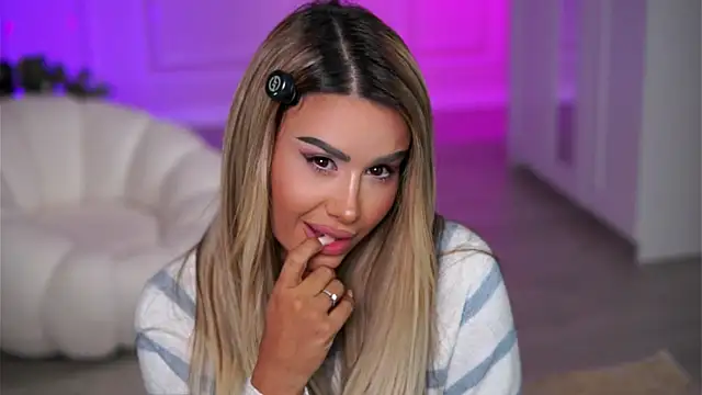 Snapshot of EvaZane chatting on October 2025 08:35:01 PM EvaZane online show from October 2025 08:35:01 PM