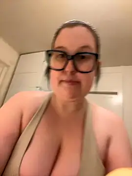 Snapshot of Misssmilf chatting on October 2025 04:46:01 PM Misssmilf online show from October 2025 04:46:01 PM
