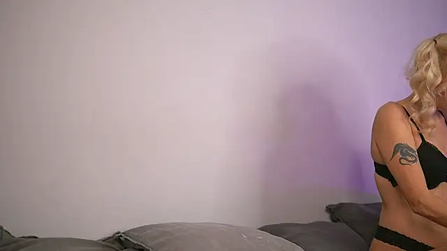 Snapshot of BritneyHudson chatting on October 2025 03:40:02 AM BritneyHudson online show from October 2025 03:40:02 AM