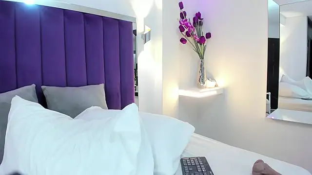 Snapshot of LindsyCater chatting on December 2024 03:11:01 PM LindsyCater online show from December 2024 03:11:01 PM
