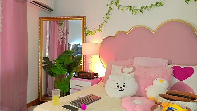 Snapshot of EmmaCrush chatting on January 2026 08:47:02 PM EmmaCrush online show from January 2026 08:47:02 PM