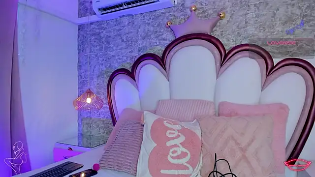 Snapshot of EmmaCrush chatting on March 2026 09:21:02 PM EmmaCrush online show from March 2026 09:21:02 PM