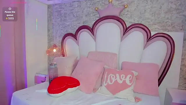 Snapshot of EmmaCrush chatting on March 2026 08:25:02 PM EmmaCrush online show from March 2026 08:25:02 PM