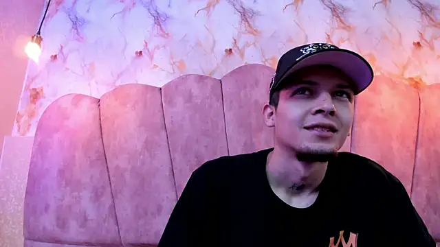 Snapshot of kendalltaylorr chatting on October 2025 12:05:01 PM kendalltaylorr online show from October 2025 12:05:01 PM