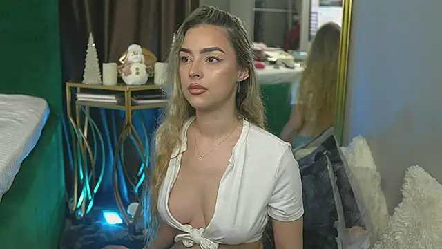 Snapshot of ScarletColes chatting on January 2025 10:36:01 PM ScarletColes online show from January 2025 10:36:01 PM