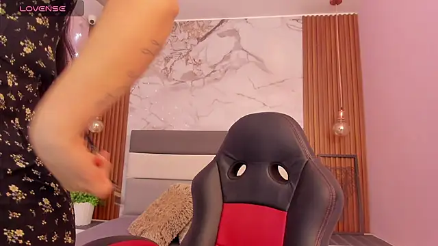 LARSONMIA online show from November 2025 12:15:02 PM