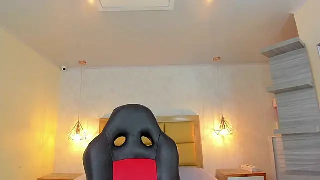 LARSONMIA online show from November 2025 12:16:02 PM