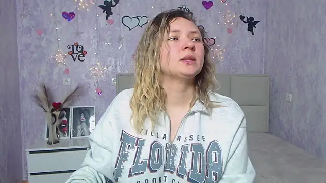 Snapshot of SallyVerda chatting on February 2025 06:54:02 PM SallyVerda online show from February 2025 06:54:02 PM