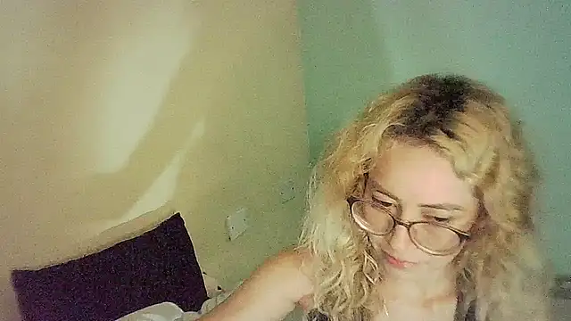 Snapshot of JuliaMack chatting on December 2024 05:07:02 AM JuliaMack online show from December 2024 05:07:02 AM