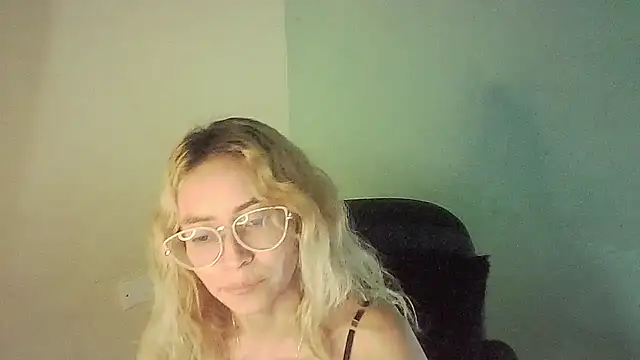 Snapshot of JuliaMack chatting on January 2025 12:57:02 AM JuliaMack online show from January 2025 12:57:02 AM