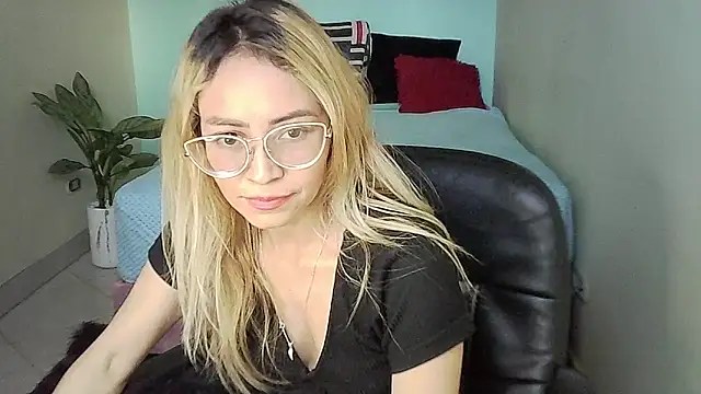 Snapshot of JuliaMack chatting on February 2025 10:09:01 PM JuliaMack online show from February 2025 10:09:01 PM