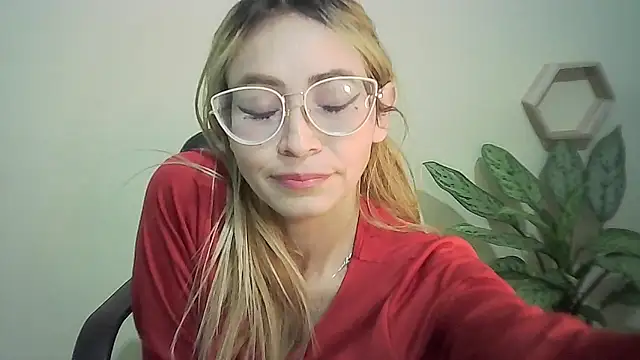 Snapshot of JuliaMack chatting on March 2025 03:32:01 AM JuliaMack online show from March 2025 03:32:01 AM