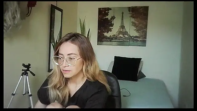 Snapshot of JuliaMack chatting on October 2025 09:41:01 PM JuliaMack online show from October 2025 09:41:01 PM