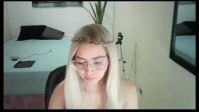 Snapshot of JuliaMack chatting on November 2025 09:59:01 PM JuliaMack online show from November 2025 09:59:01 PM