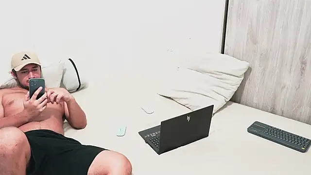 Snapshot of bonyclyde2203 chatting on March 2026 02:35:02 PM bonyclyde2203 online show from March 2026 02:35:02 PM