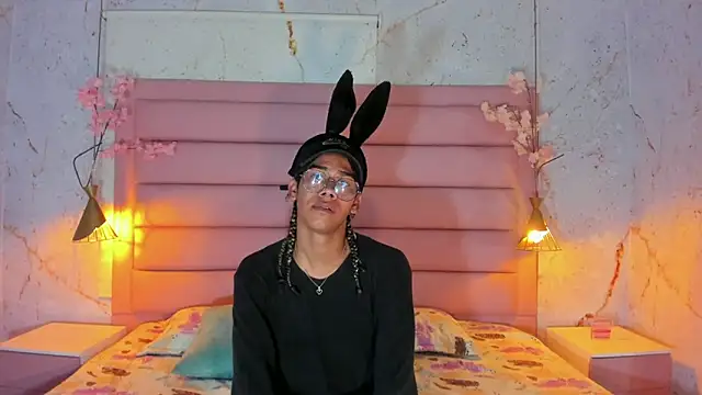 Maxim-Walker online show from October 2025 03:10:02 AM