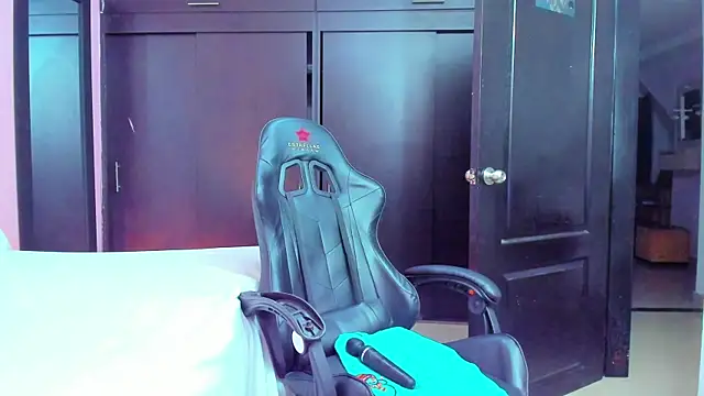 daniela xue online show from February 2025 02:01:01 AM