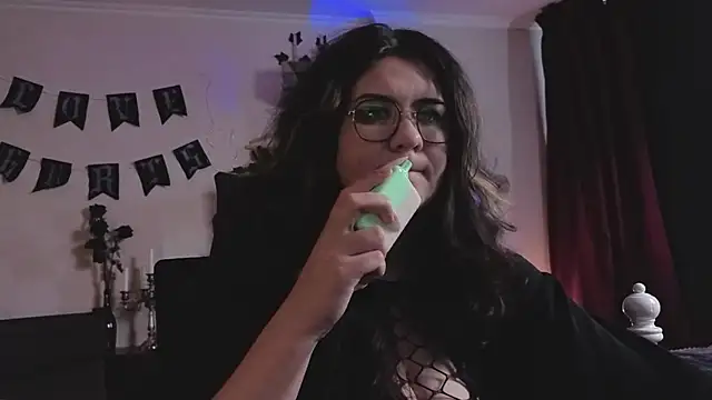 Laura Karamazov online show from February 2026 09:49:02 AM