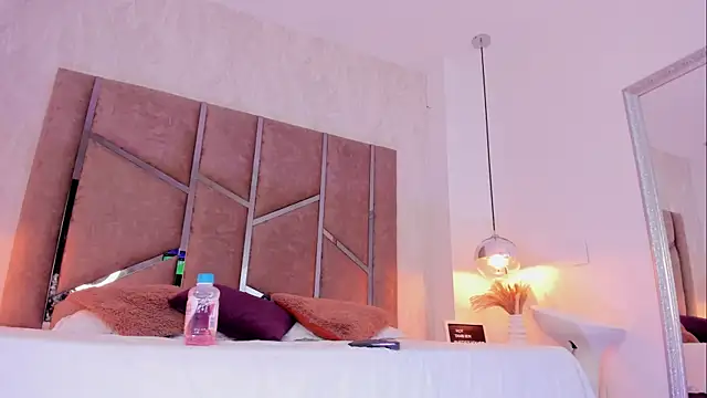 Snapshot of Martinaa_Jones_ chatting on February 2025 04:07:01 PM Martinaa Jones online show from February 2025 04:07:01 PM