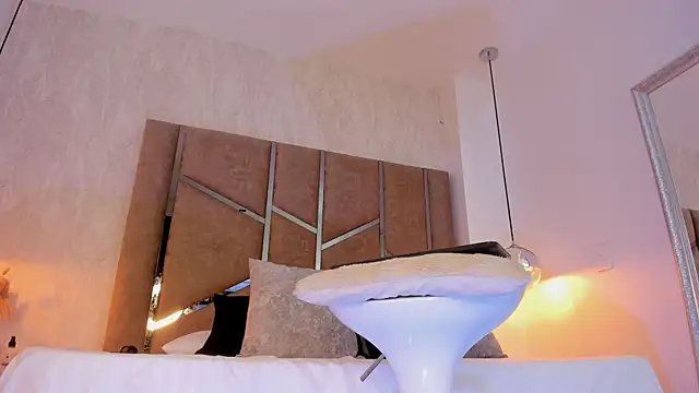 Snapshot of Martinaa_Jones_ chatting on December 2025 12:10:01 PM Martinaa Jones online show from December 2025 12:10:01 PM