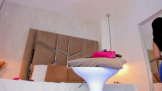 Martinaa Jones  online show from February 2026 12:58:02 PM