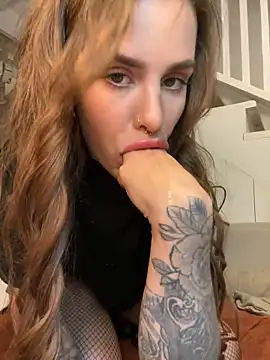 Snapshot of EmiliaCatalina chatting on December 2024 10:00:02 PM EmiliaCatalina online show from December 2024 10:00:02 PM