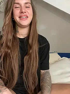 Snapshot of EmiliaCatalina chatting on December 2024 06:42:02 PM EmiliaCatalina online show from December 2024 06:42:02 PM