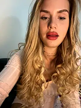 EmiliaCatalina online show from December 2025 01:45:02 AM