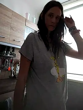 Snapshot of LauraBaby chatting on September 2025 07:44:01 AM LauraBaby online show from September 2025 07:44:01 AM