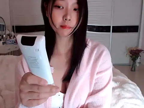 Snapshot of -Lucky_Girl chatting on December 2024 06:20:02 AM -Lucky Girl online show from December 2024 06:20:02 AM
